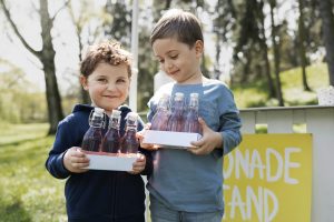 ninos-pequenos-sonrientes-vista-frontal-limonada