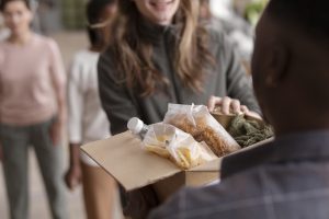 voluntario-entregando-caja-donaciones (1)